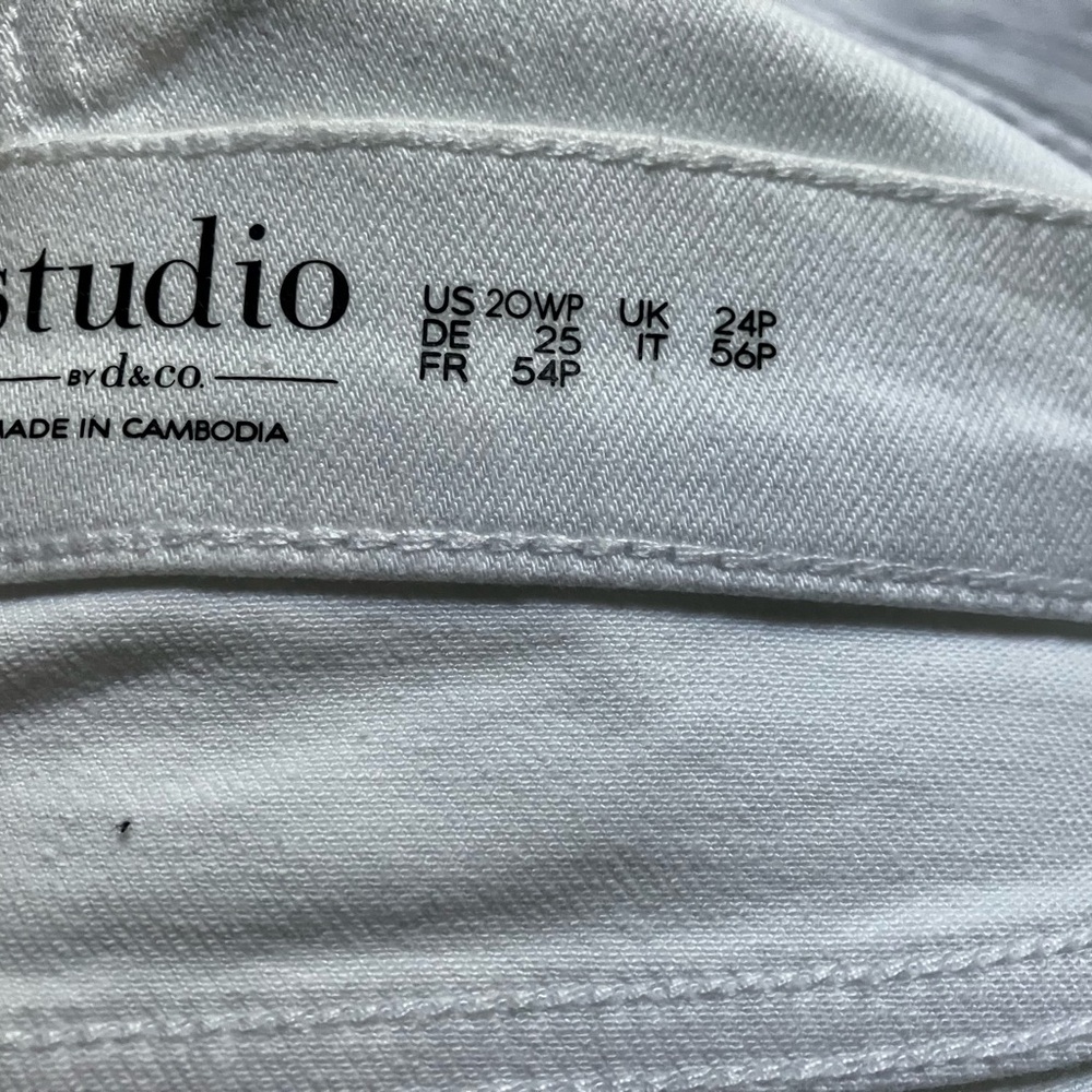 Plus size white jeans - Picture 8 of 9
